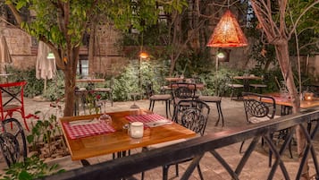 3 restaurants, lunch, dinner served; international cuisine