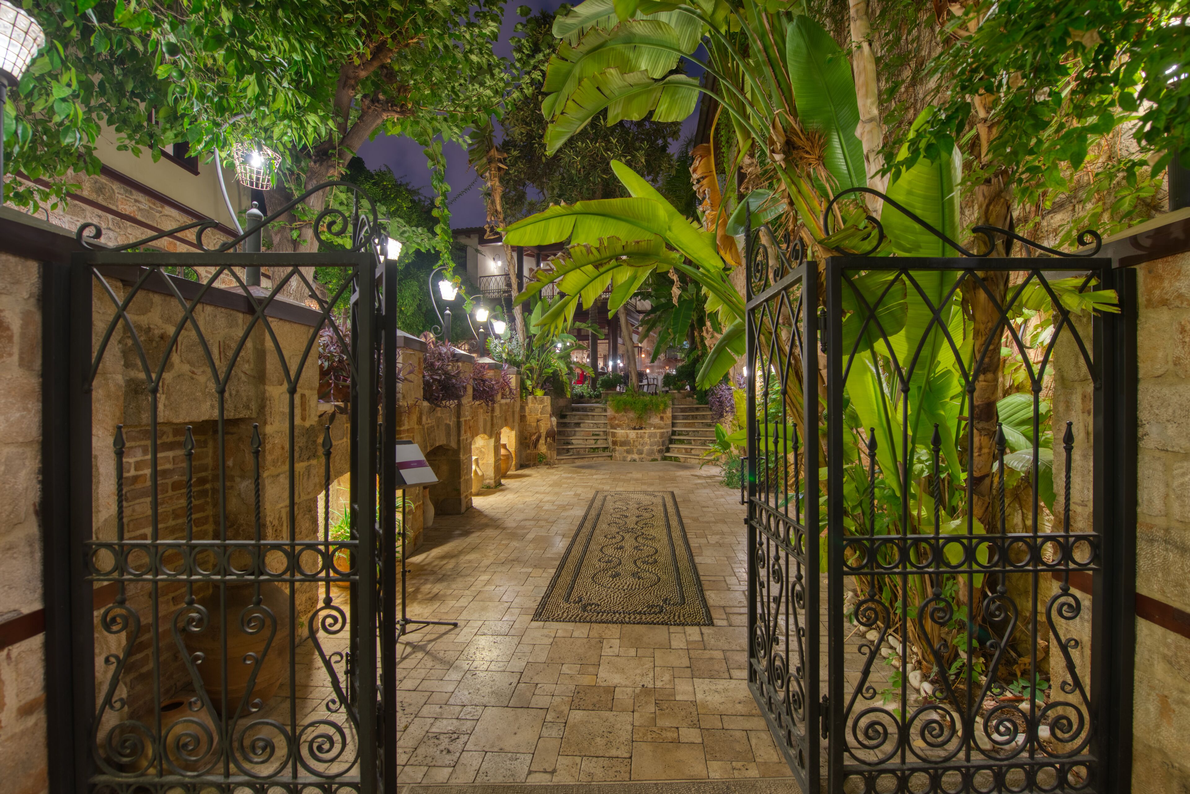 3 restaurants, lunch, dinner served; international cuisine