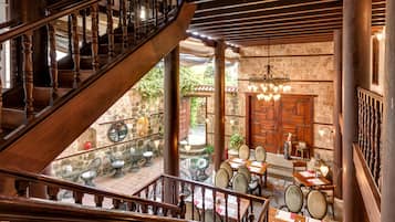 3 間餐廳,供應午餐和晚餐,國際料理