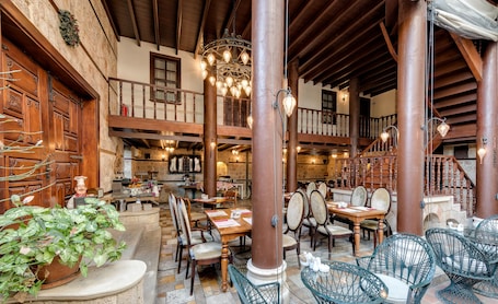 3 restaurantes; se sirve almuerzo y cena; cocina internacional