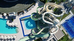 Piscina coperta, 4 piscine all'aperto, ombrelloni da piscina, lettini