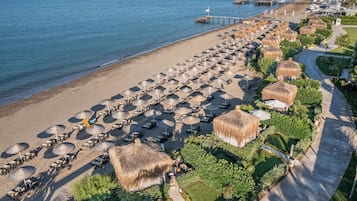Playa privada, camas de playa (con cargo), camastros y sombrillas