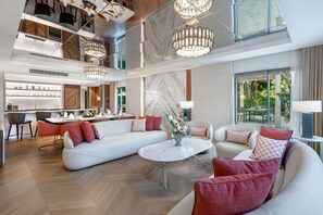 Villa Ela Palace | Sengetøy av topp kvalitet, minibar (inkludert) og safe på rommet