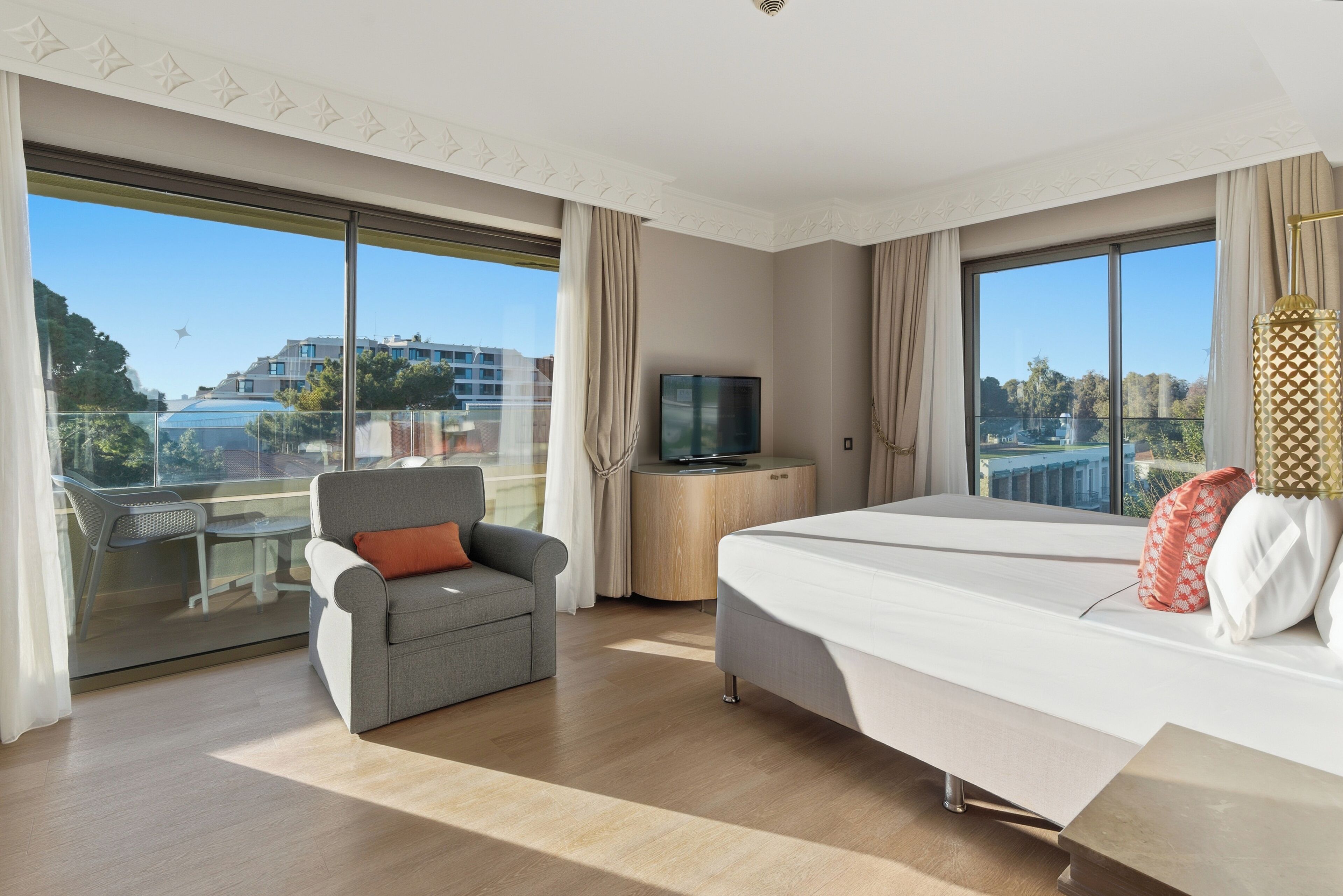 Family Suite Sea View | Premium bedding, free minibar, in-room safe, individually decorated