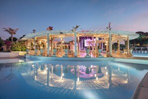 7 bar/lounge, 2 bar a bordo piscina, 2 bar sulla spiaggia
