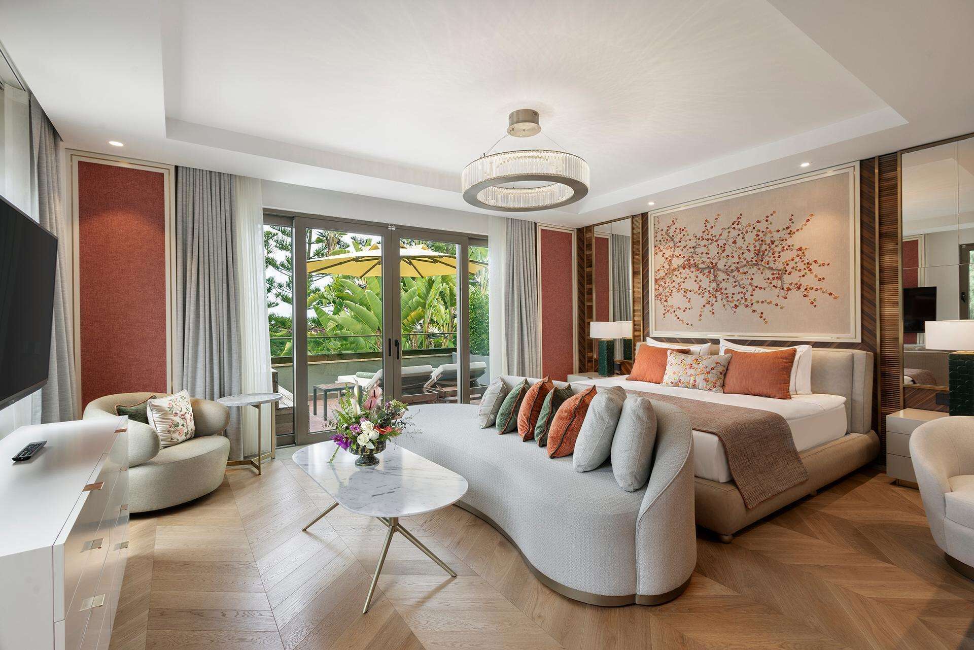 Une chambre d’hôtel moderne équipée d’un grand lit, d’un canapé, d’une table basse et d’un téléviseur.