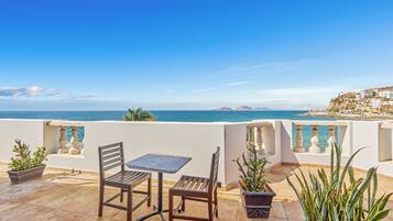 Junior Suite, 1 King Bed, Ocean View | 1 bedroom, in-room safe, individually decorated, desk