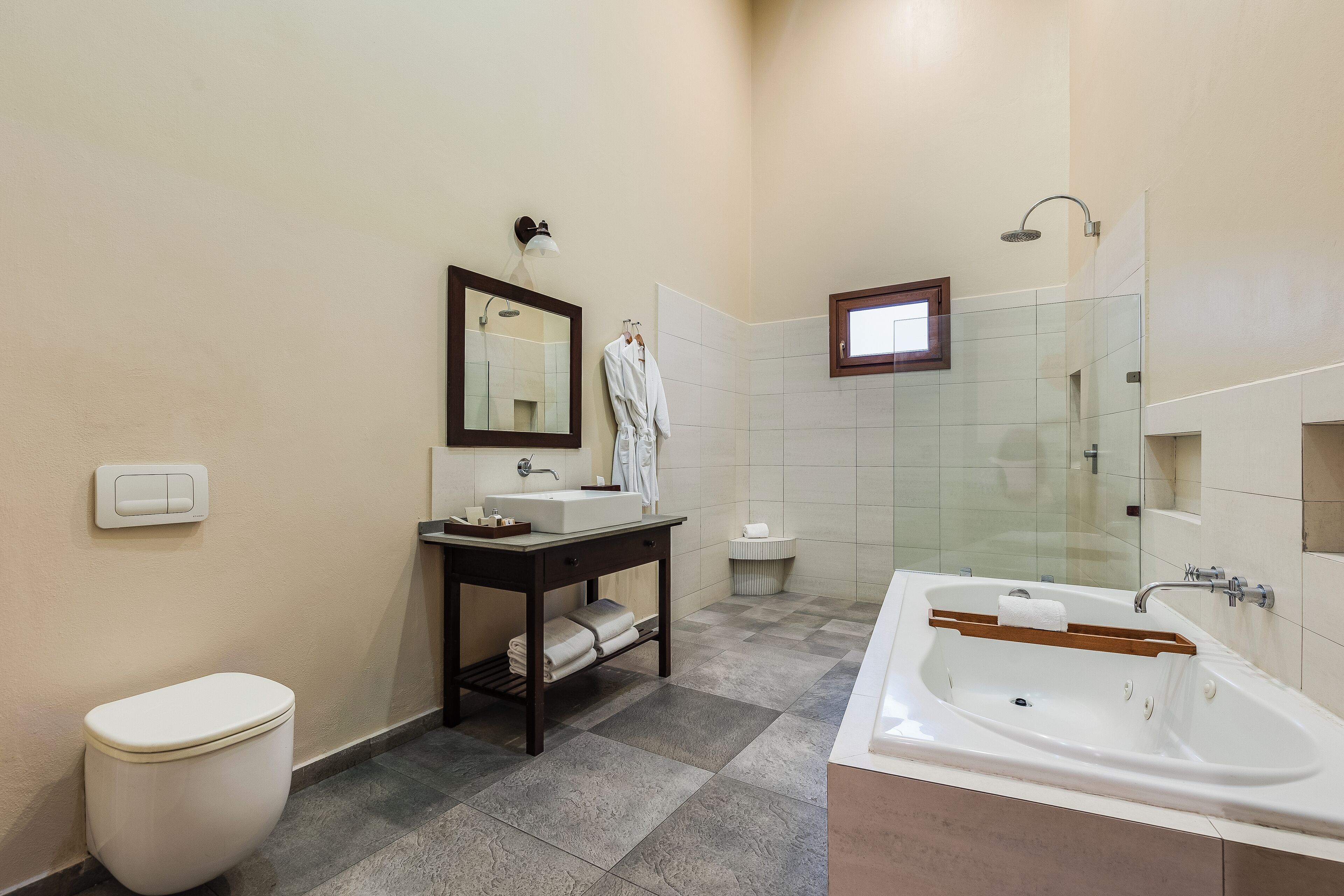 Un baño moderno con inodoro, lavamanos, tocador y bañera.