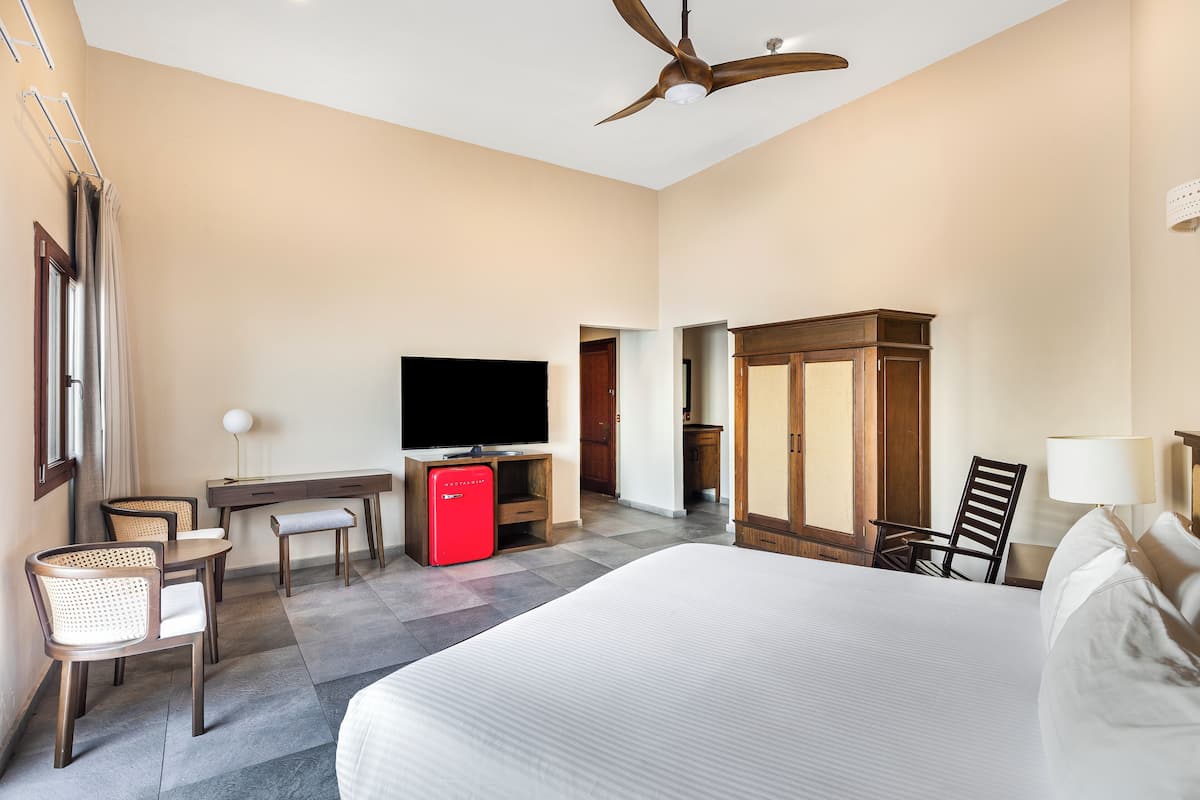 Suite Junior, 1 letto king, vista oceano | 1 camera, una cassaforte in camera, con stile personalizzato
