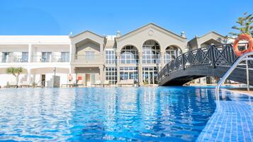 Outdoor pool, pool umbrellas, sun loungers