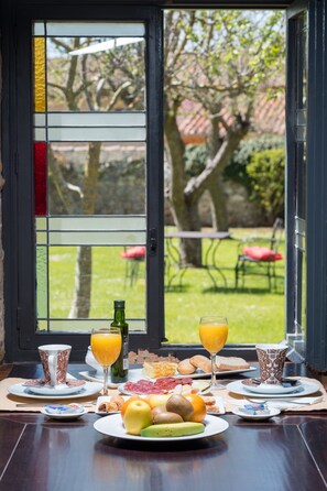 Petit déjeuner buffet (8.00 EUR par personne)