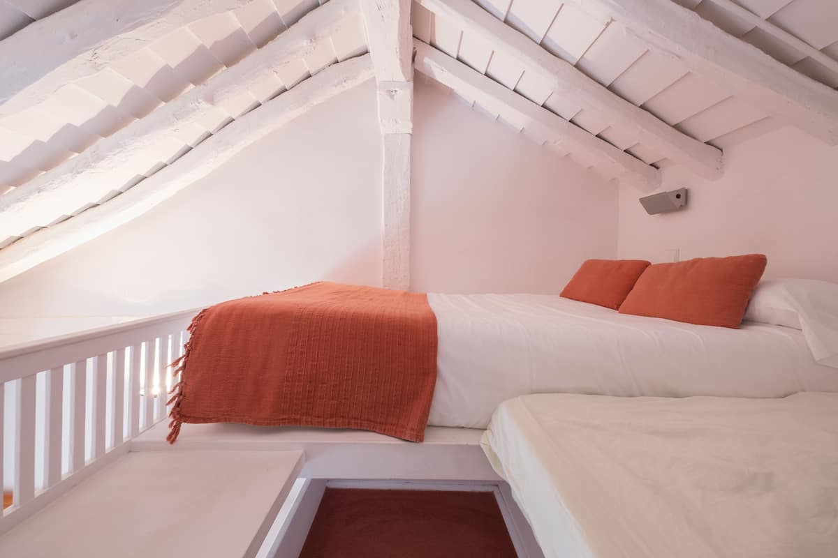 20 bedrooms, desk, laptop workspace, free WiFi