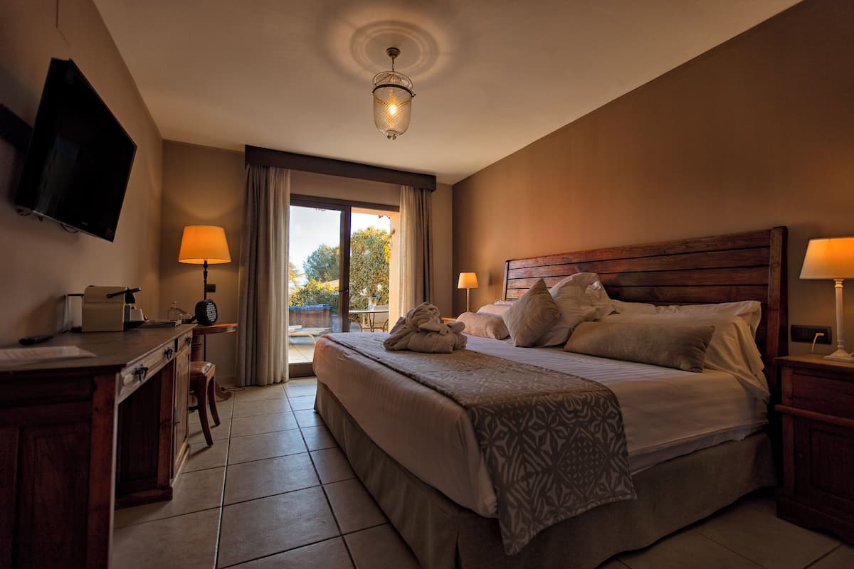 Deluxe Room, Hot Tub (with Terrace) | 1 bedroom, premium bedding, Select Comfort beds, minibar