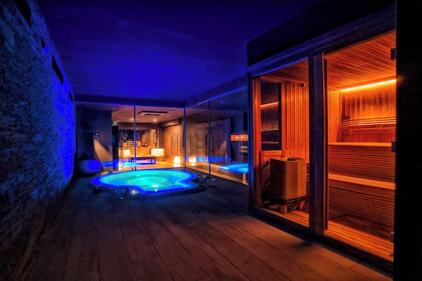 Body treatments, body wraps, body scrubs, facials, 1 treatment room