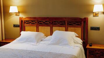 Una cama bien hecha con sábanas blancas en una habitación de hotel.