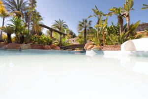 Una piscina al aire libre, sillones reclinables de piscina