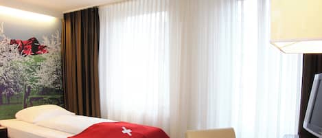 Yhden hengen superior-huone | Ylelliset vuodevaatteet, Select Comfort -patjalliset sängyt