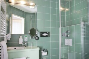 高級單人房 | 浴室 | 淋浴設備、免費盥洗用品、吹風機、毛巾