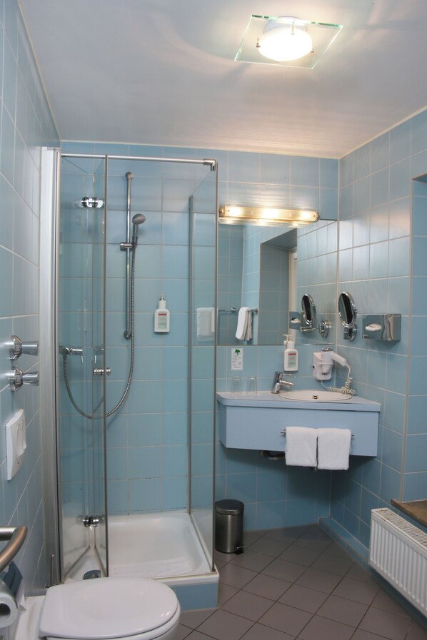 Kahden hengen superior-huone | Kylpyhuone | Suihku, ilmaiset hygieniatuotteet, hiustenkuivaaja, pyyhkeet