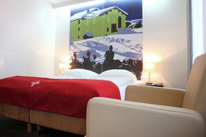 Comfort Triple Room | Premium bedding, Select Comfort beds, in-room safe - Helvetia Rooms – Self Check-In (Munich)