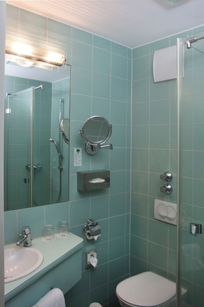 Economy Double Room | Bathroom
