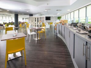 فطور كامل يوميًا بتكلفة قدرها (11.50 GBP للشخص)