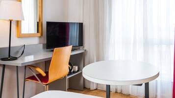 Rom, 1 dobbeltseng (The Queen) | Safe på rommet, skrivebord, wi-fi (inkludert) og sengetøy