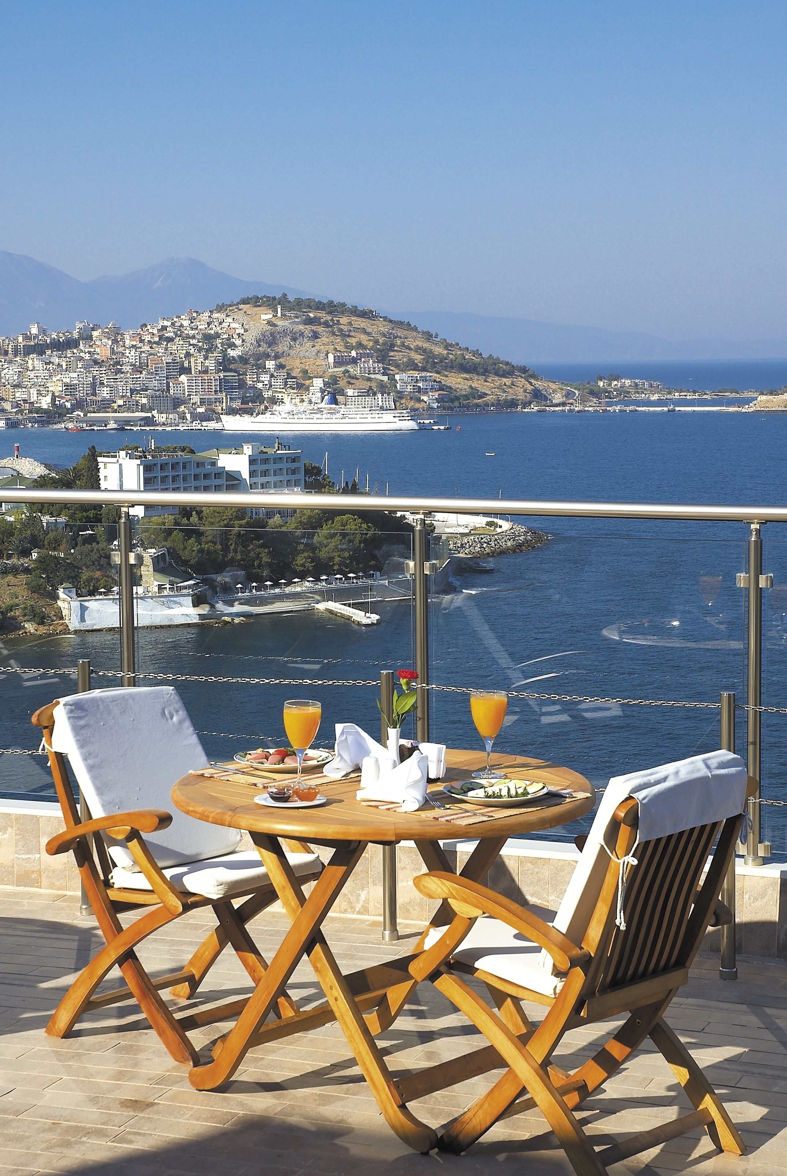 2 restaurants, breakfast served