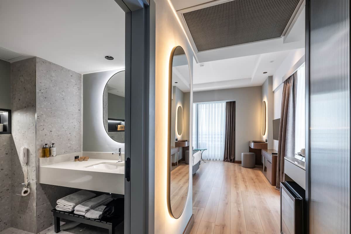 Minibar, in-room safe, desk, free WiFi