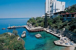 Playa privada, sillas reclinables de playa, sombrillas, bar en la playa