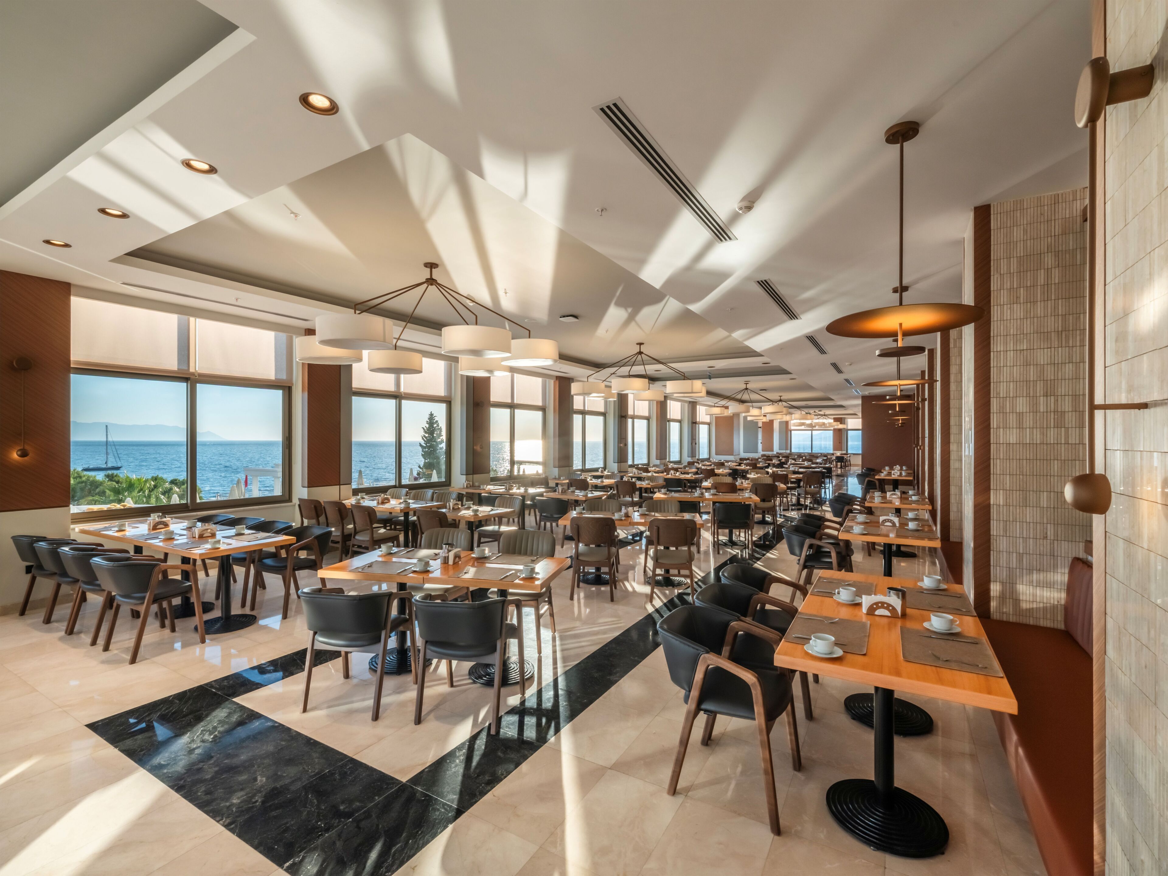 2 restaurantes: opção de café da manhã e jantar