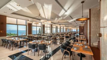2 restaurantes: opção de café da manhã e jantar