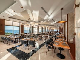 2 restaurants; breakfast and dinner served