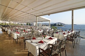 2 restaurants, breakfast served - Korumar Deluxe Hotel (Kusadasi)