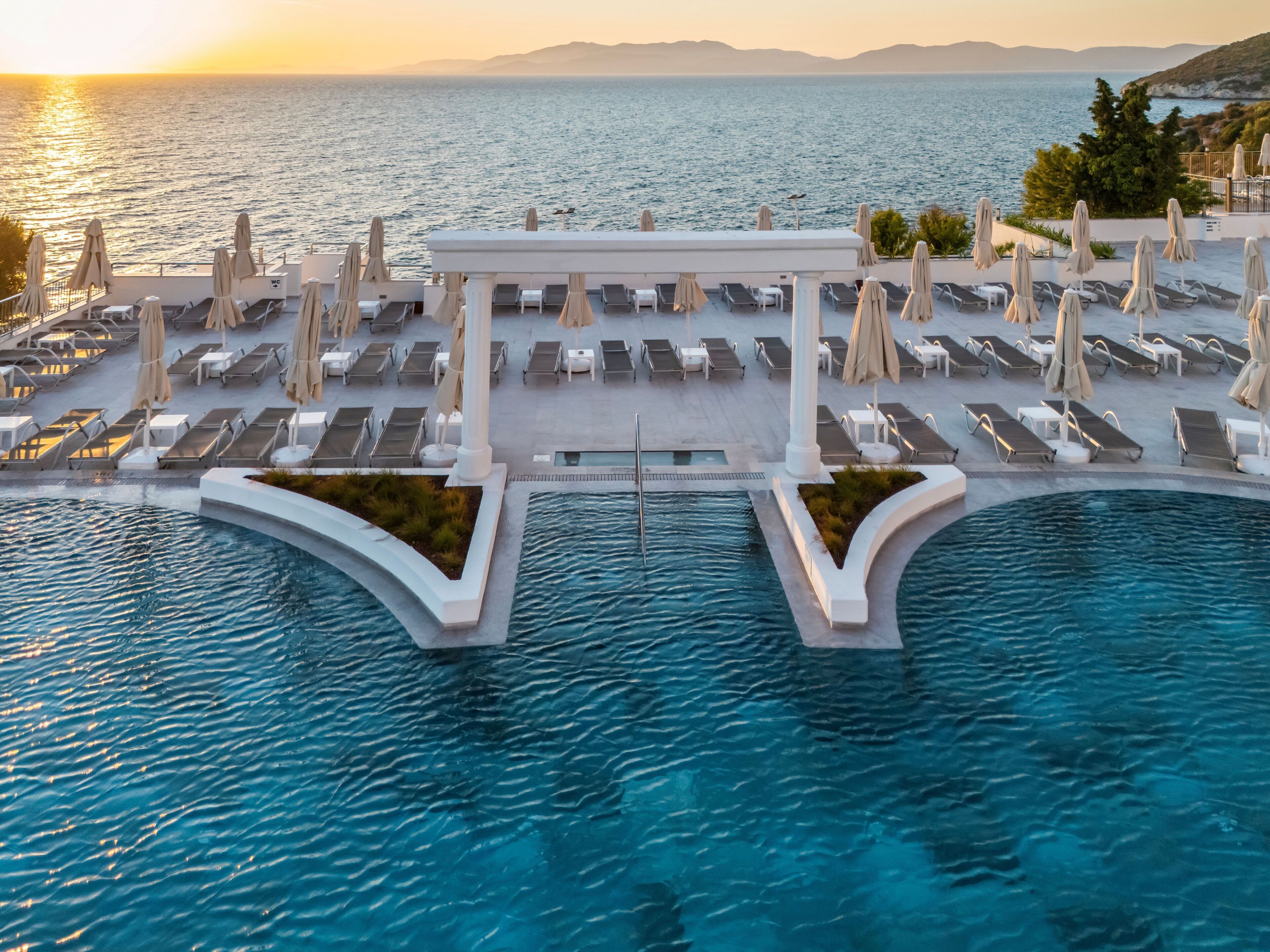 Piscine couverte, piscine extérieure, parasols de plage, chaises longues