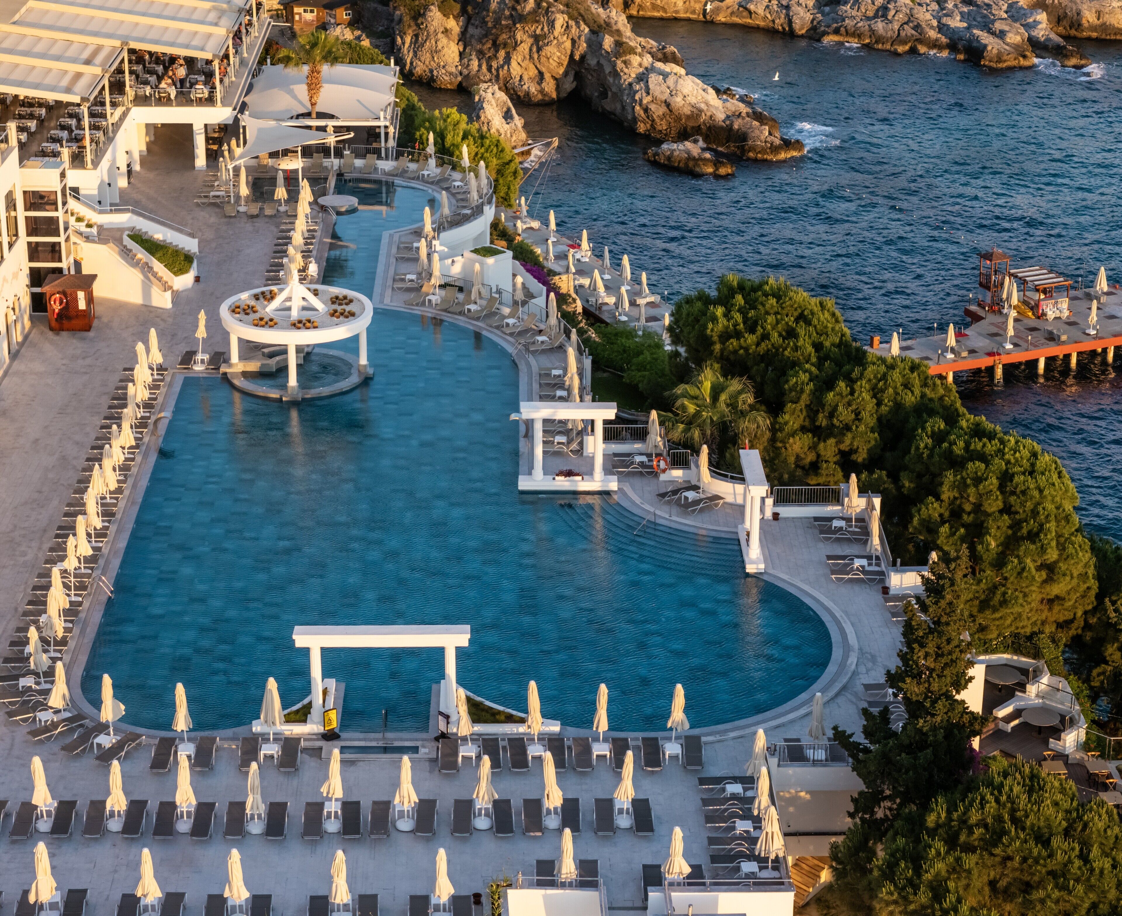 Piscina interna, piscina externa, guarda-sóis, espreguiçadeiras