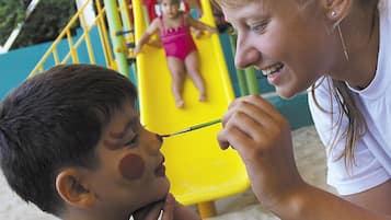 Ein Spielplatz mit einer gelben Rutsche und einer Kletterkonstruktion.