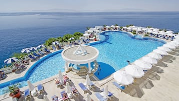 Piscine couverte, piscine extérieure, parasols de plage, chaises longues