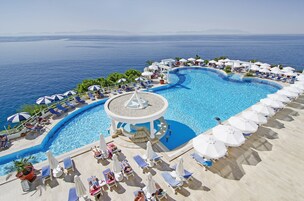 室内游泳池，室外游泳池，池畔遮阳伞，日光浴躺椅