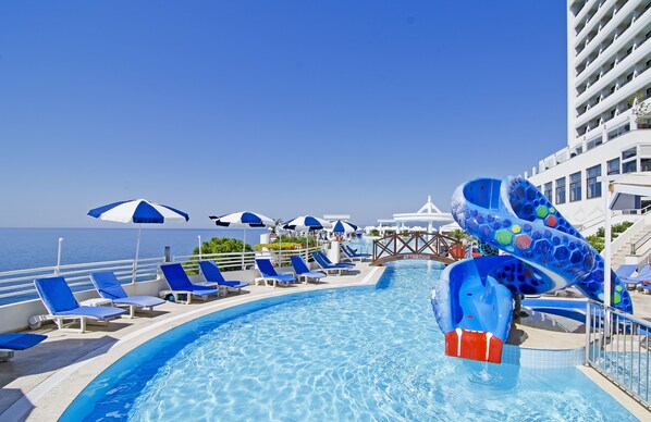 Indoor pool, outdoor pool, pool umbrellas, sun loungers - Korumar Deluxe Hotel (Kusadasi)