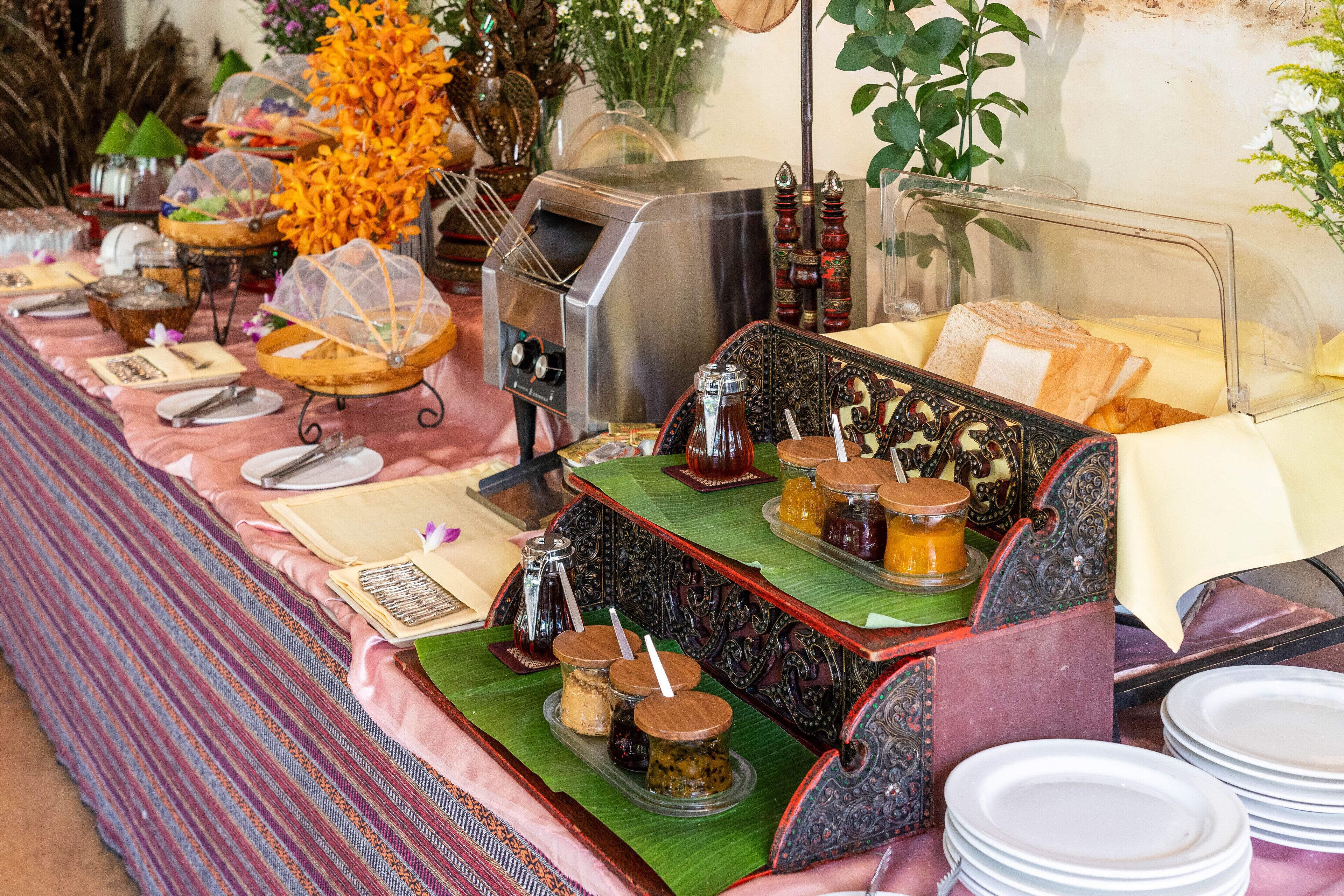 daily cooked-to-order breakfast (thb 400 per person)