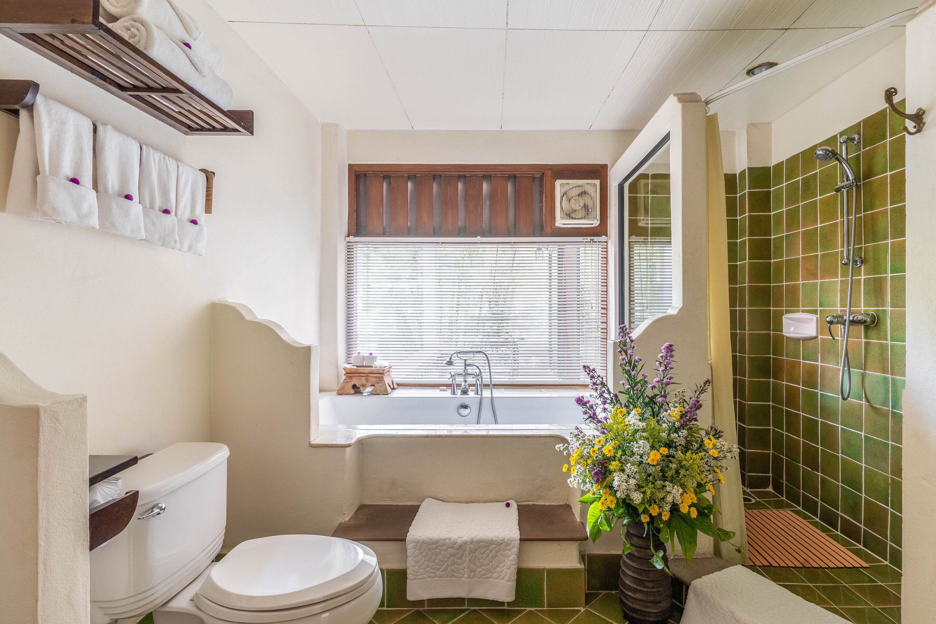A bathroom with a toilet, sink, and bathtub.