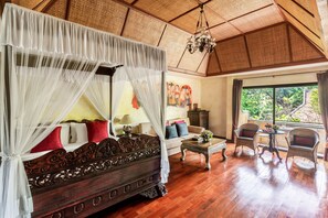 Suite – junior, 1 dobbeltseng | Safe på rommet, individuelt dekorert, individuelt innredet og skrivebord