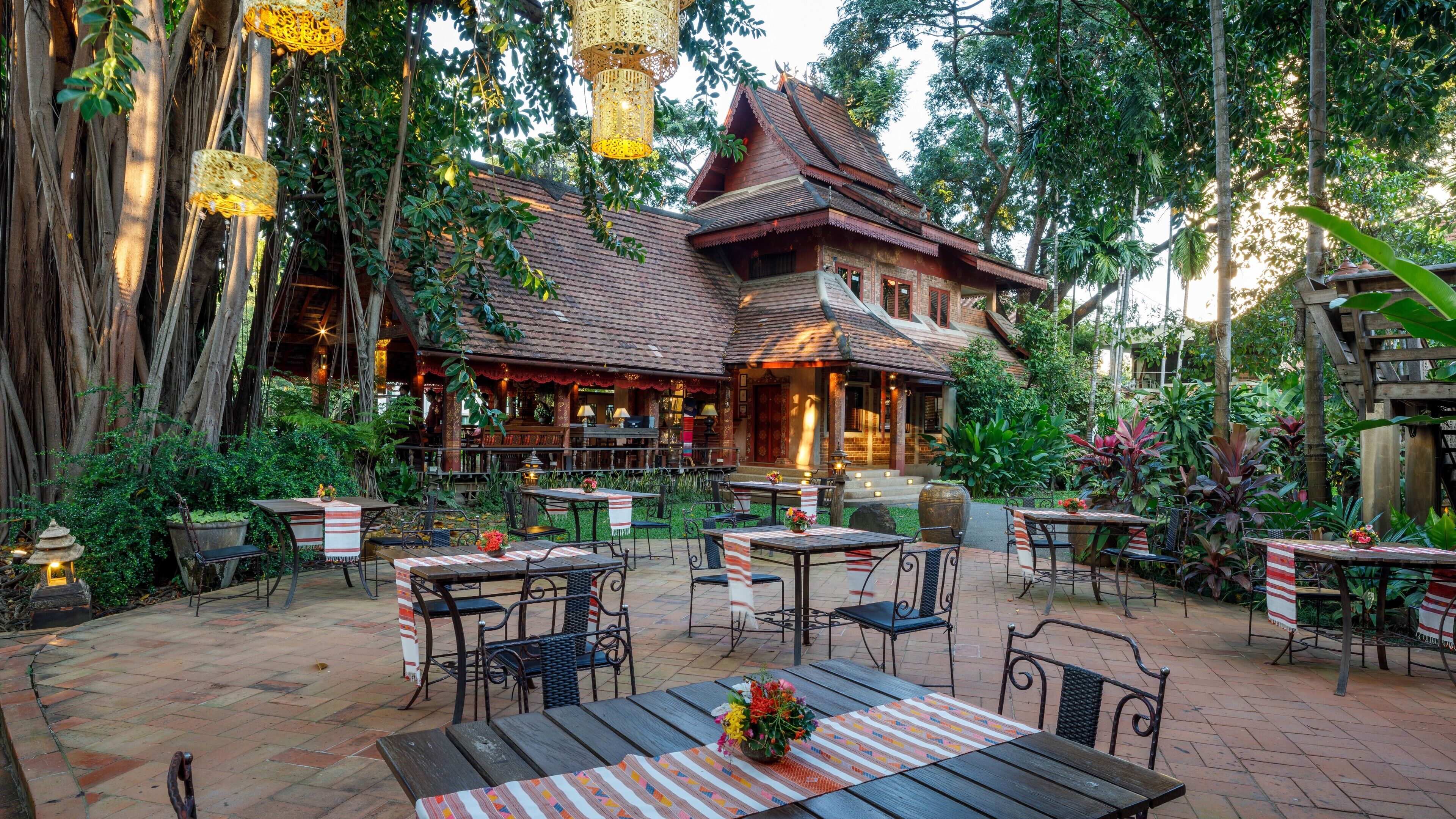 daily cooked-to-order breakfast (thb 400 per person)