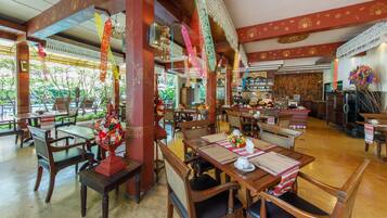 Se sirven desayunos y almuerzos, restaurante con mesas al aire libre