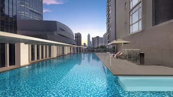 Una piscina al aire libre de temporada