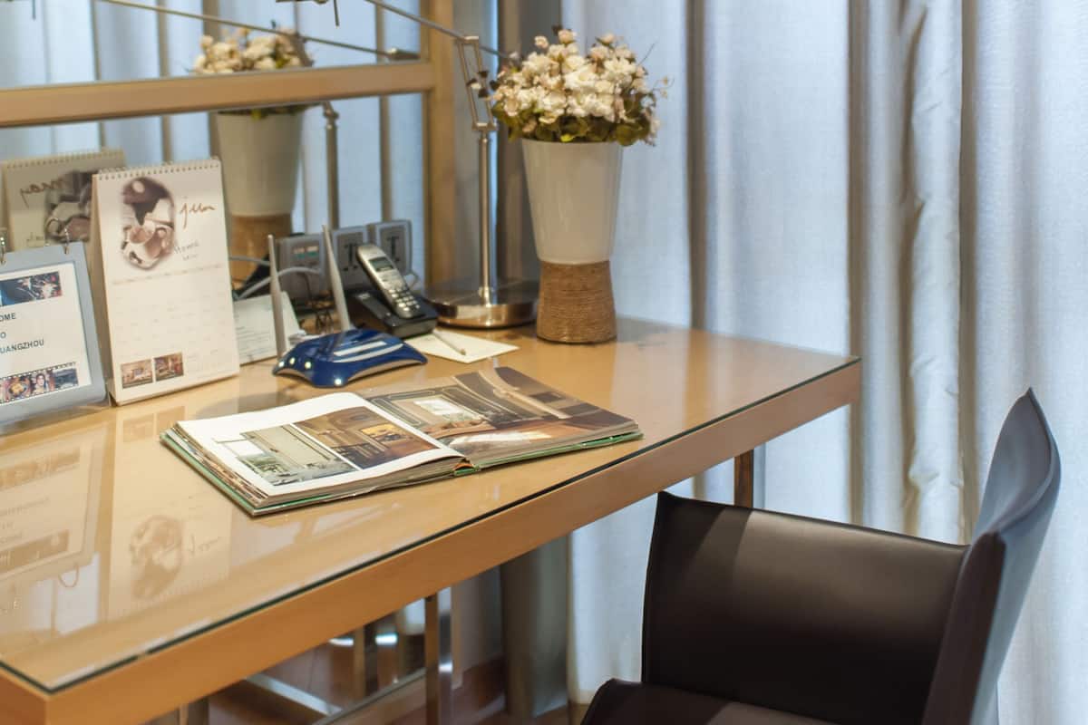 1 slaapkamer, een kluis op de kamer, een bureau