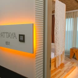Deluxe Suite, Jetted Tub | 1 bedroom, premium bedding, minibar, in-room safe