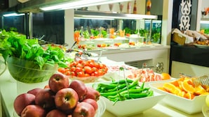 Un bufé con diversas frutas y verduras.