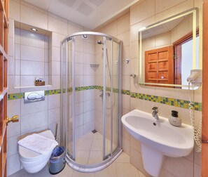 Shower, hair dryer, slippers, towels - Medusa Hotel (Kas)